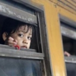 Девочка в окне переполненного поезда
