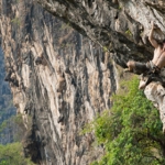 Нависающие скалы - изюминка Лаоса